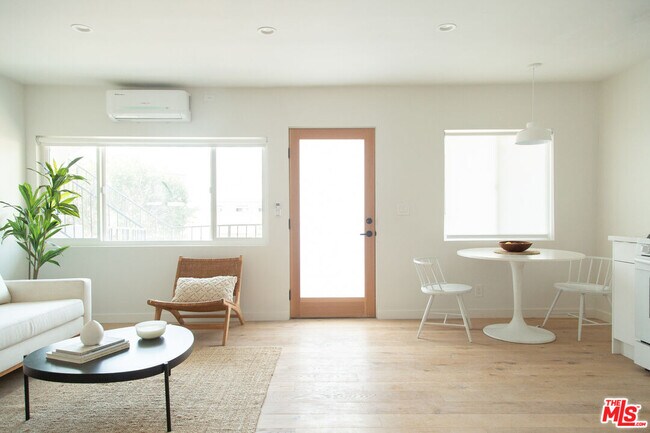 Foto del edificio - 3363 Andrita St