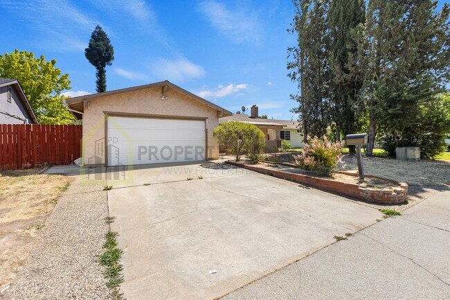 Foto del edificio - Charming 4-Bed, 2-Bath Home in Sacramento’...