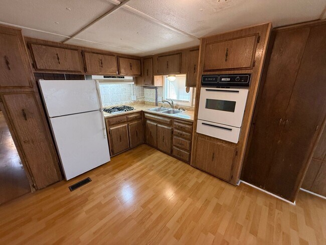 Foto del edificio - 2 Bedroom 1.5 Semi-Rural Mobile Home with Workshop on Large Lot