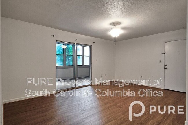 Foto del edificio - 601 Riverhill Cir