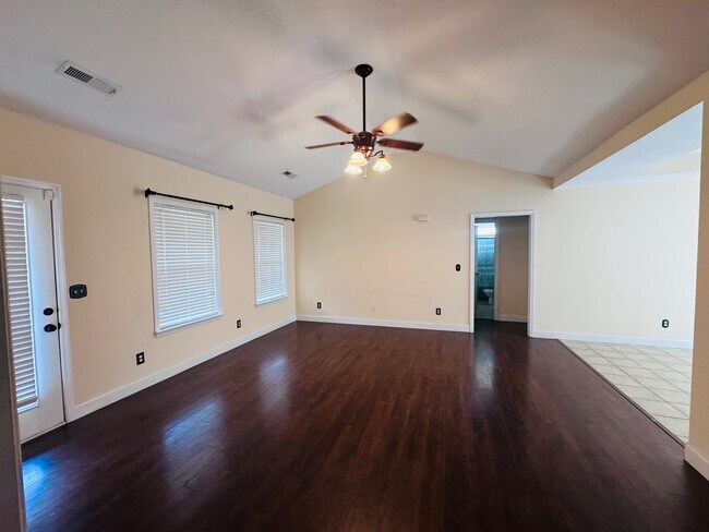 Foto del edificio - 62 Lost Creek Dr