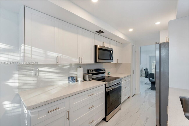Foto del edificio - 9165 Harding Ave