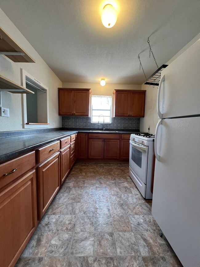 Building Photo - Spacious 2 Bed/1 Bath/Second Living Area/Pet Friendly!!!