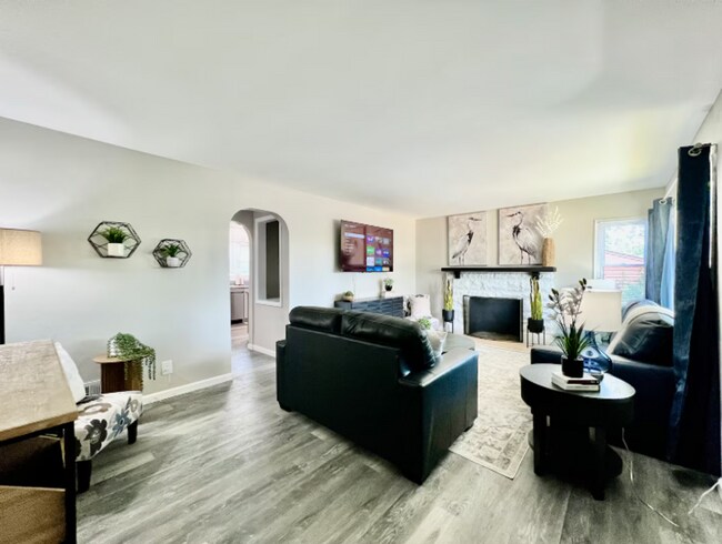 Foto del edificio - New Pool! Just vibes by the pool. Fully fenced yard