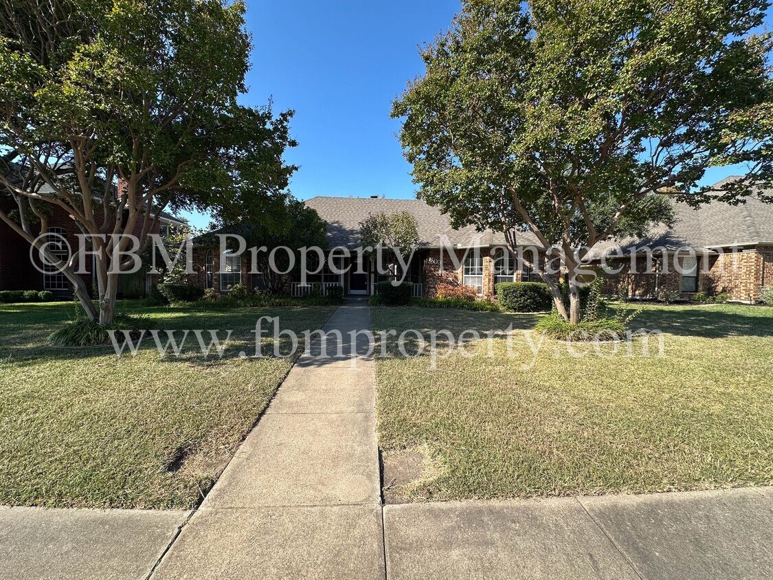 Foto principal - 803 Lakeway Dr