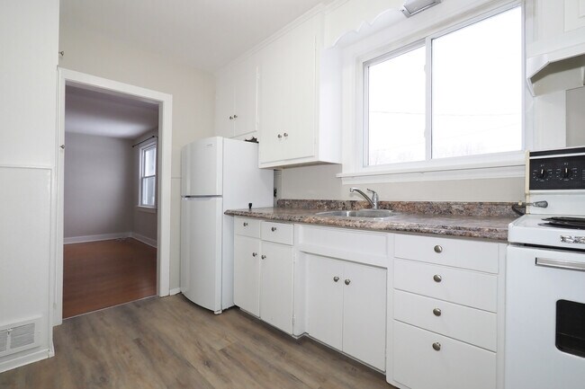 Building Photo - 4 Oliver Av