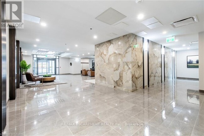 Building Photo - 870 Queenston Rd