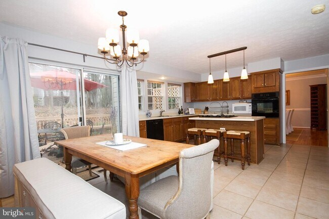 Foto del edificio - 1212 Walnut Wood Rd