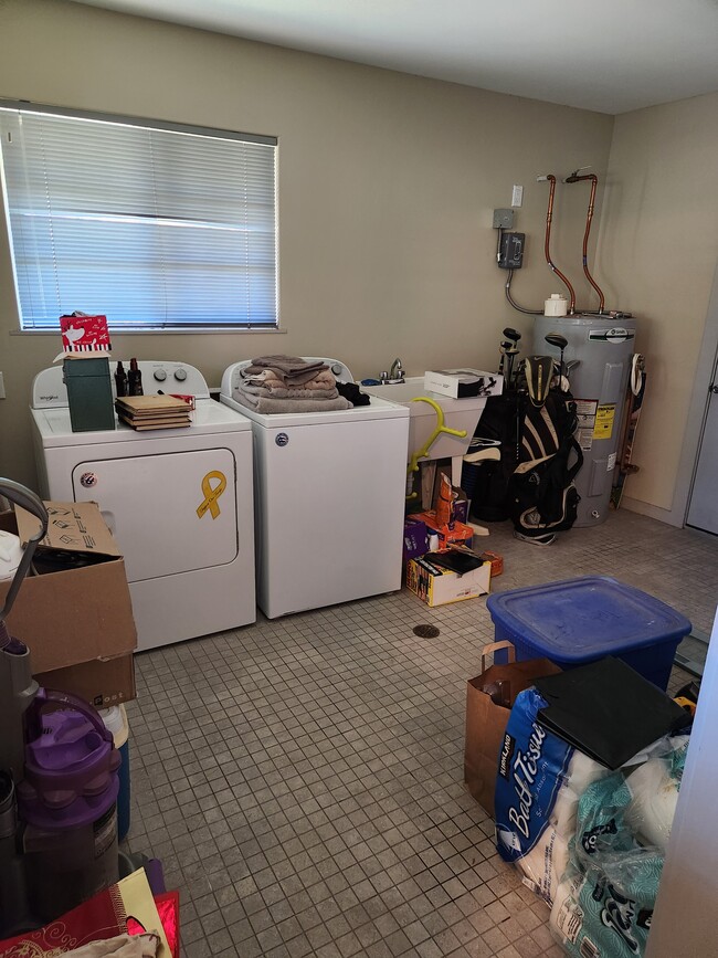 Storage Room w/ Washer/Dryer - 381 S Kamehameha Ave