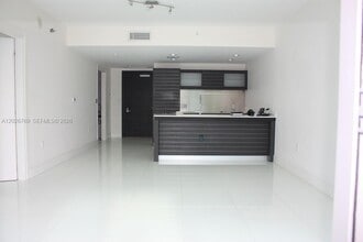 Building Photo - 200 Biscayne Blvd Way