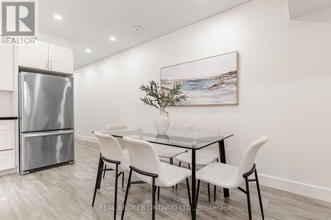 Building Photo - 1088 Avenue Rd