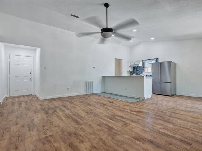 Building Photo - 3-bedroom, 2-bath home