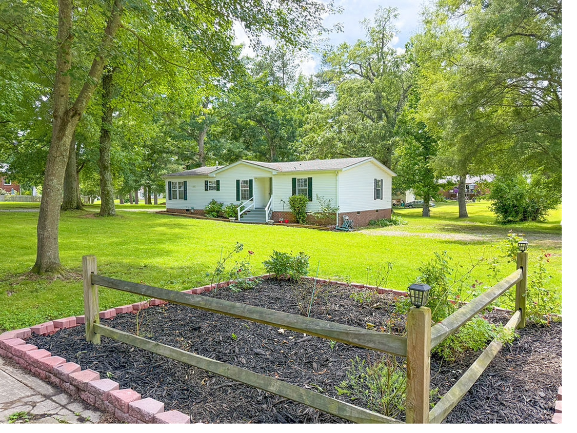 Foto principal - 3-Bedroom Home on Quiet Corner in Burkeville!