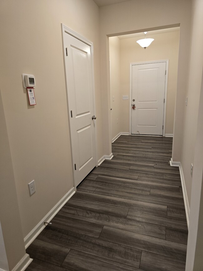 Foto del edificio - 883 Falls Grove Trl