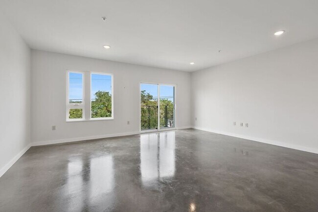 Building Photo - 3100 Banks St