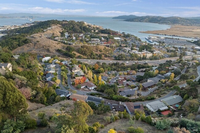 Building Photo - 325 Vía La Cumbre