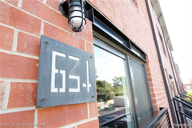 Foto del edificio - 634 W Eleven Mile Rd