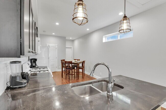 Building Photo - 288 S Souder Ave