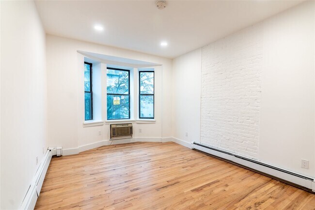 Building Photo - 153 1st St