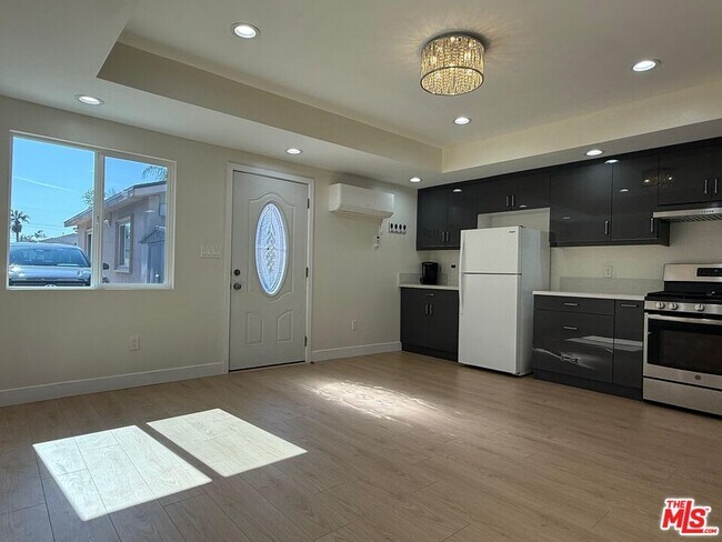 Foto del edificio - 6500 Teesdale Ave