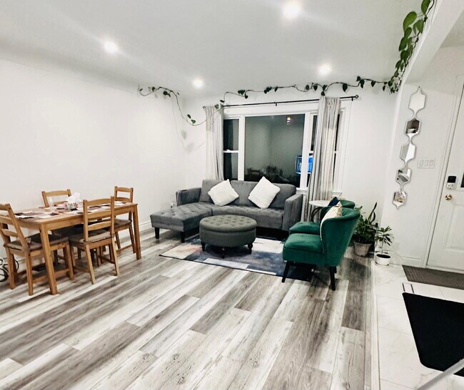 Building Photo - 3 BED - 1 BATH - HAMILTON - MAIN UNIT