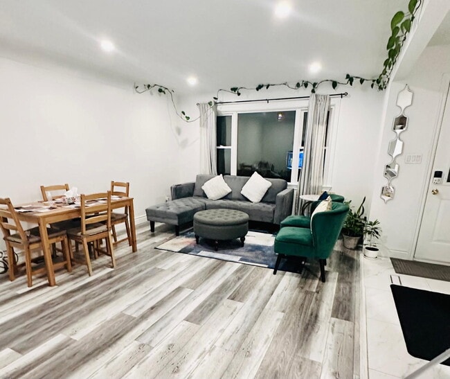 Photo du bâtiment - 3 BED - 1 BATH - HAMILTON - MAIN UNIT