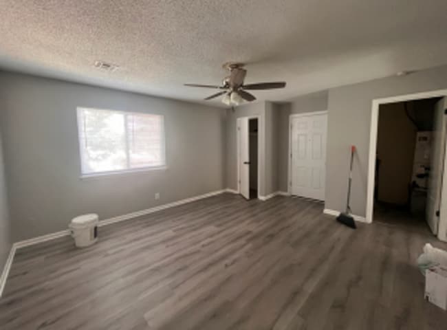 Building Photo - Merriam Duplex