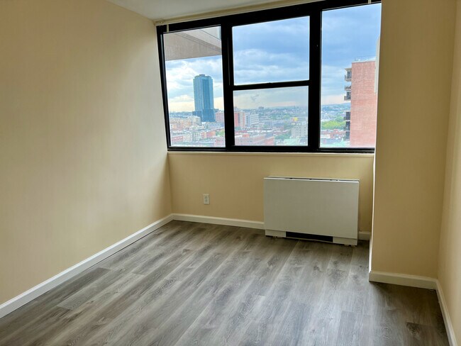 Foto del edificio - 270 Marin Blvd
