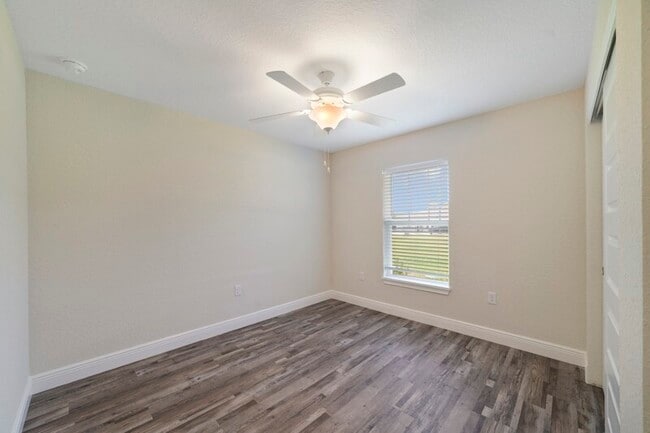 Building Photo - 238 Oak Cir