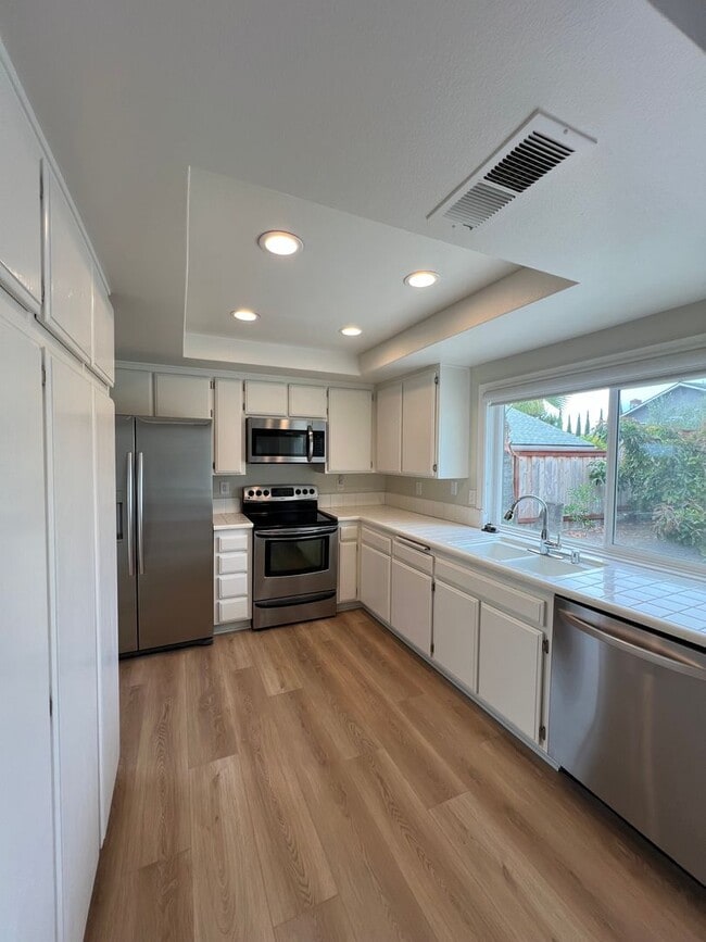 Building Photo - Beautiful Single Story Family Home
