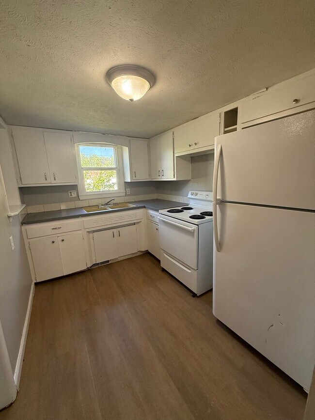Foto del edificio - Spacious 2 bedroom 1 bathroom duplex Available NOW!!!