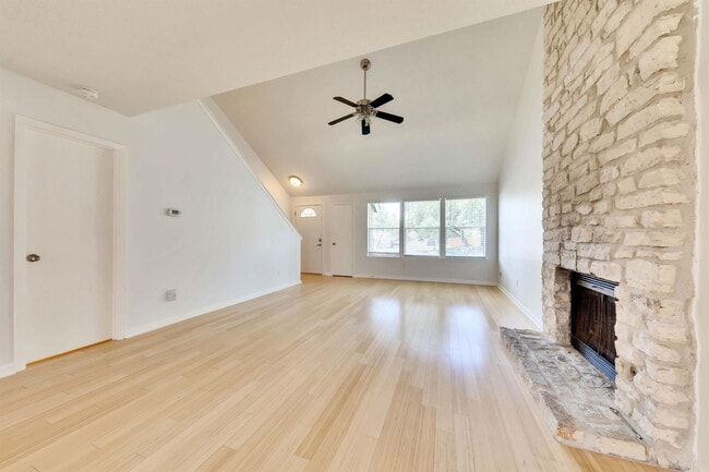 Building Photo - 9731 Meadowheath Dr