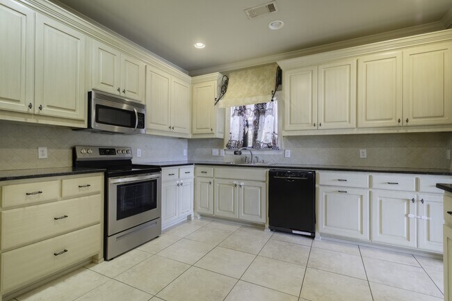 Building Photo - 5906 Amberwood Dr