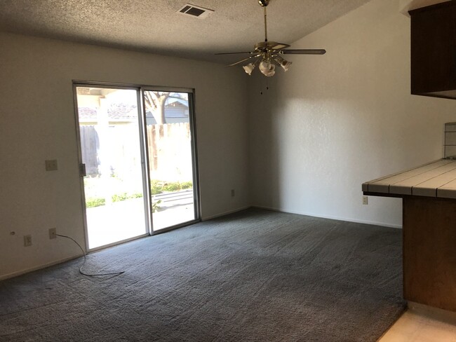 Foto del edificio - 1635 E Eastbrook Ave