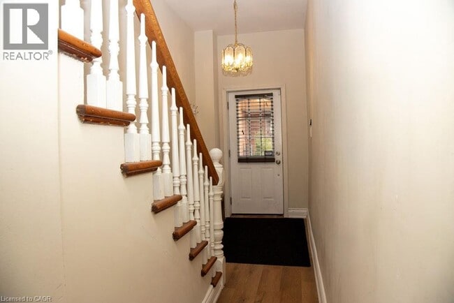 Building Photo - 116 Bay St N