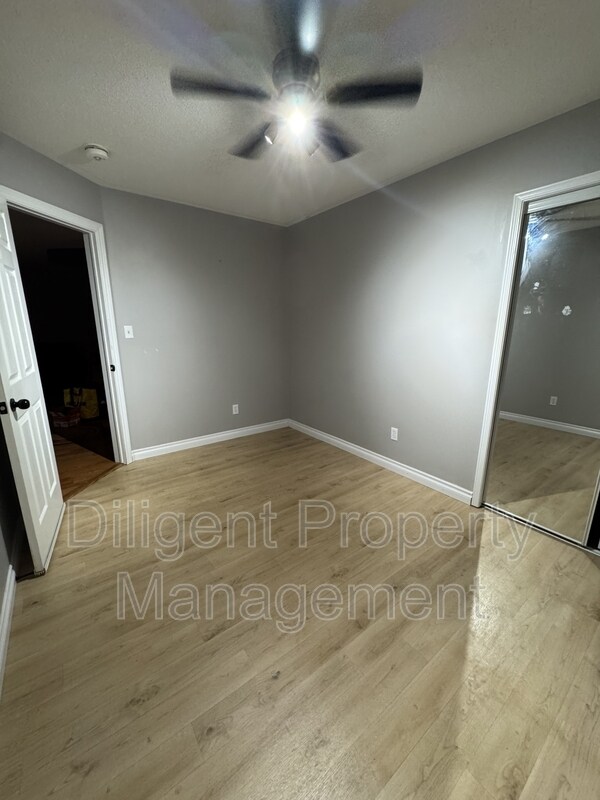 Photo du bâtiment - 1537 Ravenwood Dr