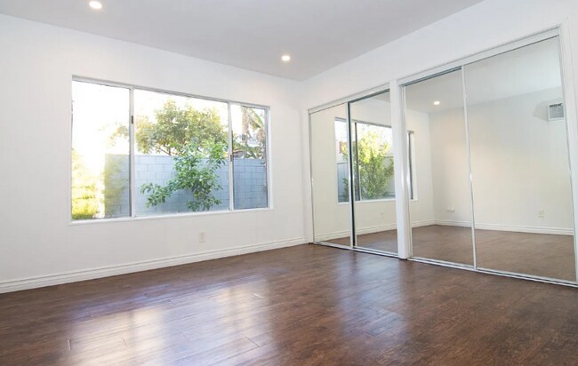 Foto del edificio - 3666 Greenfield Ave