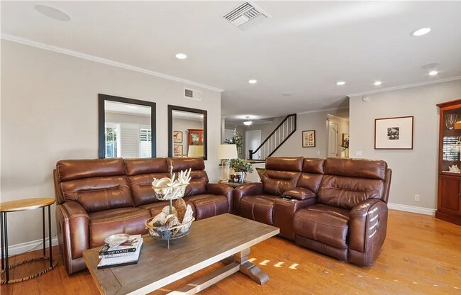 Foto del edificio - Huntington Beach Home with Massive Curb Appeal!