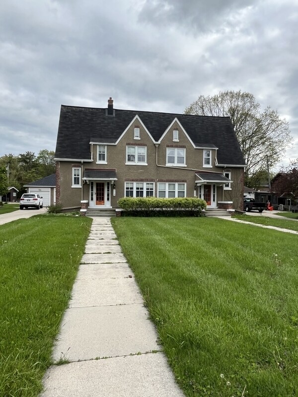 Primary Photo - 519-521 Center Ln