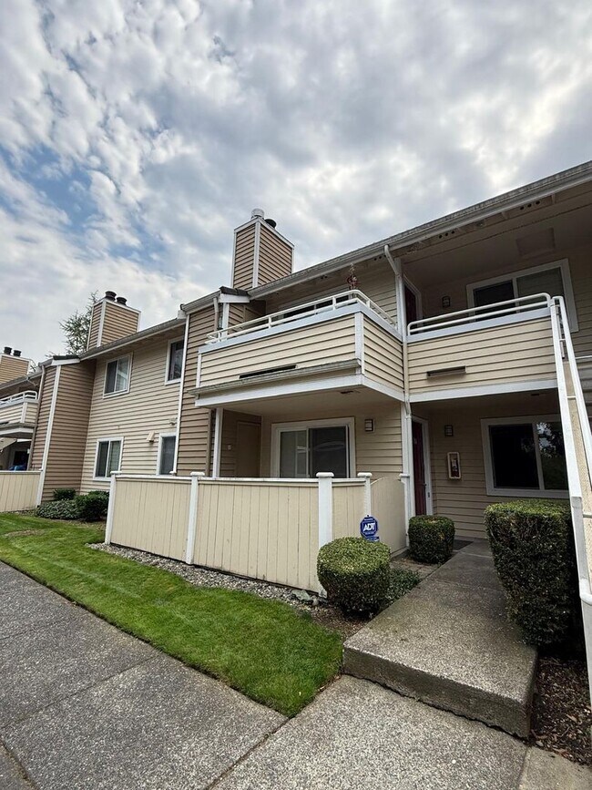 Foto del edificio - Two Bedroom Two Bathroom In Mountlake Terrace