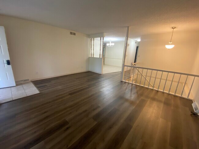 Foto del edificio - 1309 W Lexington Cir