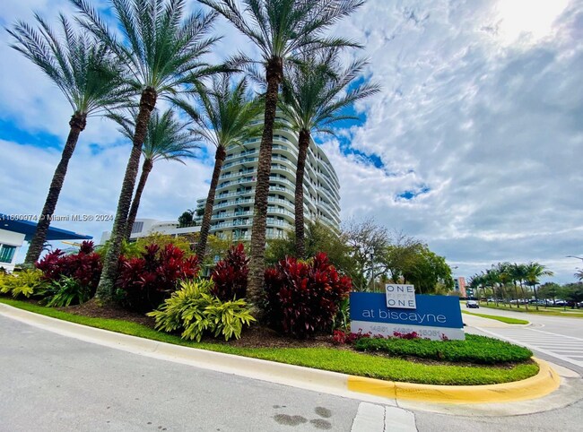 Foto del edificio - 14951 Royal Oaks Ln