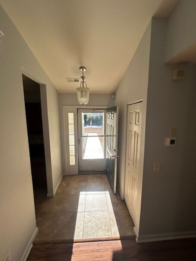 Foto del edificio - A bright and beautiful 3 bedroom, 2 bath h...