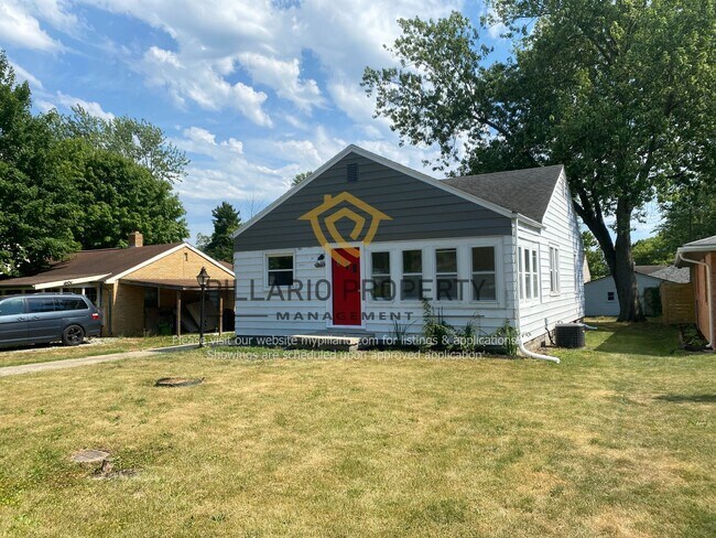 Building Photo - Adorable & Updated 2 Bedroom / 1 Bath Home...
