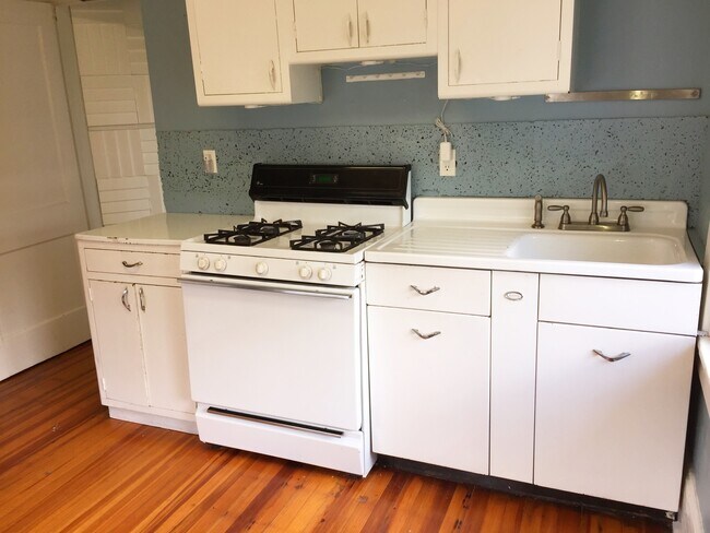 Building Photo - Adorable Studio Apartment Near UNCG !