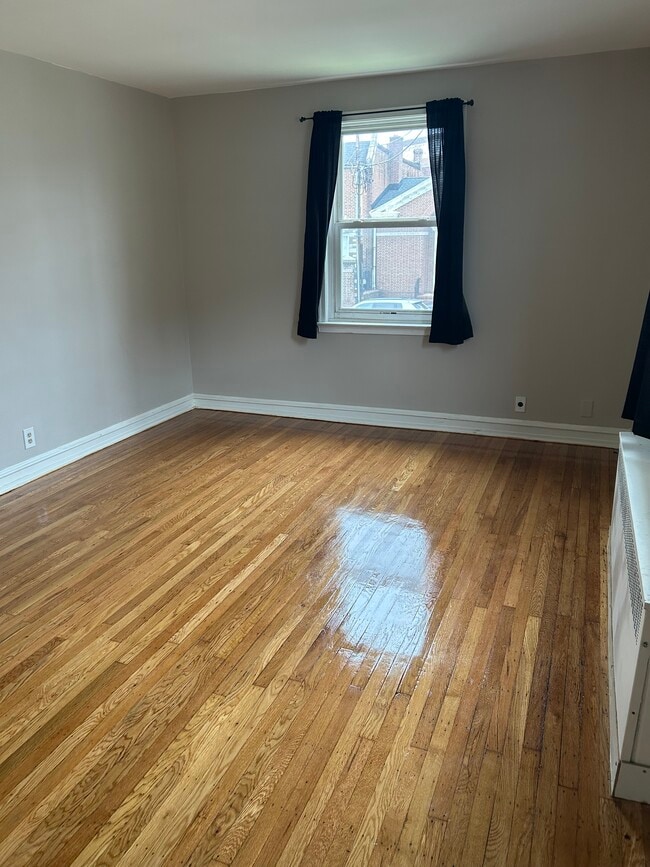 Building Photo - 1471 Creston St