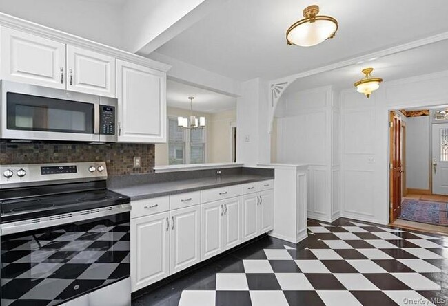 Building Photo - 22 School St