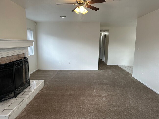 Foto del edificio - 3+2 In Golden Hills East +Garage!