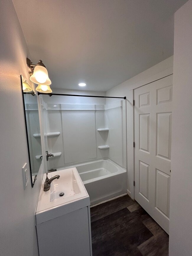 Building Photo - Available NOW - 2 Bedroom - Brighton Heights Area