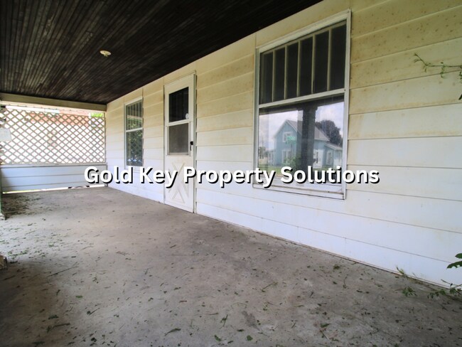 Building Photo - Updated 2 BR 1 BA House with Garage and Fe...
